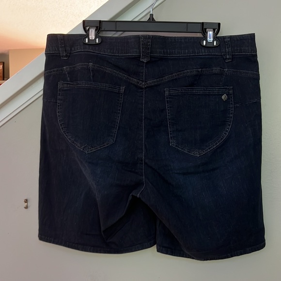 Democracy Plus Size "Ab"solution® Cuffed Mid Shorts. - Picture 5 of 12